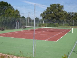 Le terrain de tennis