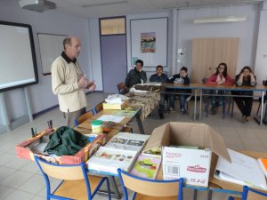 Tel un professeur confirmé, un croqueur durant sa présentation devant les collégiens. (Photo Stanislas Kluza)